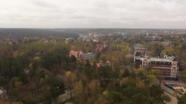 İlkbaharda Svetlogorsk 'un su kulesi, insansız hava aracından görüş