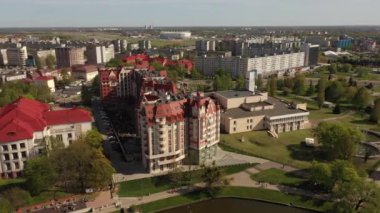 Kaliningrad 'daki Lower Lake seti üzerindeki binaların havadan görüntüsü