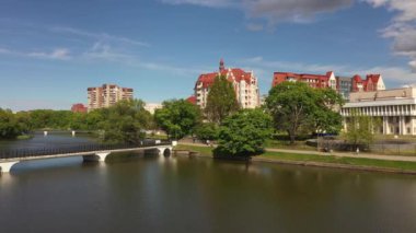 Lower Lake, Kaliningrad 'daki binaların havadan görüntüsü.
