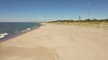 Baltık Denizi sahilinin üstünde kamera uçuşu