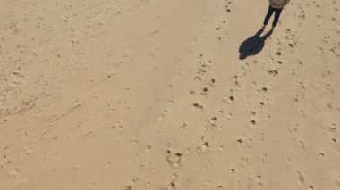 Adam kumsalda köpeğini seyrediyor, İHA 'dan.