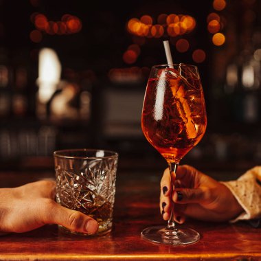 İçki içme tarihi viski aperol spritz kapama karamsar bokeh