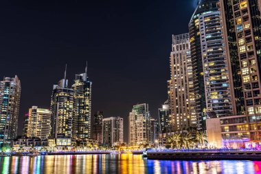 Dubai Marina Yürüyüş Koyu Modern Mimarlık Gecesi Gökdelenler HDR Uzun pozlama Şehir Merkezi