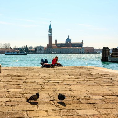 Venedik, İtalya - 11 Mart 2012: Venedik, İtalya ve Avrupa 'da gezinen genç çift