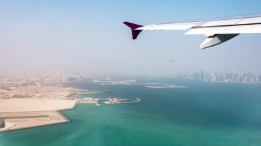 Uçak lombozundan Katar 'ın Doha şehrinin manzarası.