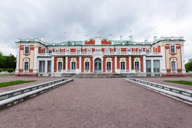 Tallinn, Estonya - 26 Mayıs 2019: Tallinn, Estonya 'da Çar I. Peter' ın Kadriorg Sarayı binası