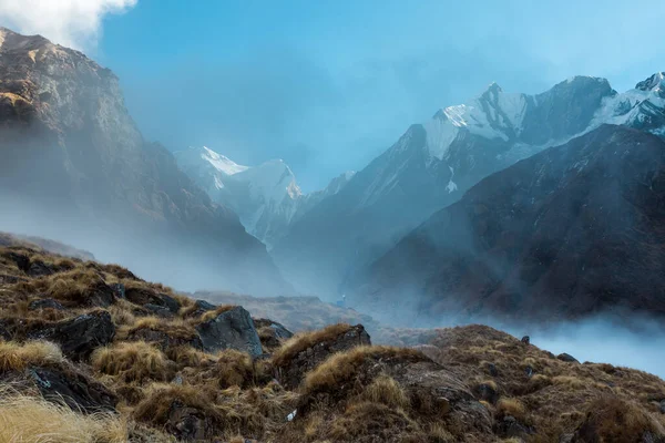 Montañas brumosas, mañana en Himalaya, Nepal, área de conservación de Annapurna — Foto de Stock
