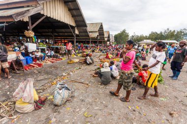 Wamena, Endonezya - 9 Ocak 2010: İnsanlar Papua Yeni Gine 'deki yerel Wamena pazarında.