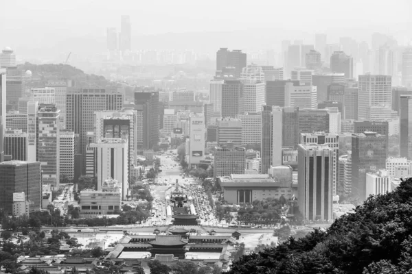 ソウル 2017年6月23日 韓国ソウルの白岳山から景福宮と光化門広場の黒と白の景色 — ストック写真