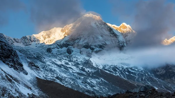 Första Solstrålarna Lyser Upp Toppen Mount Annapurna Syd Vid Soluppgången — Stockfoto