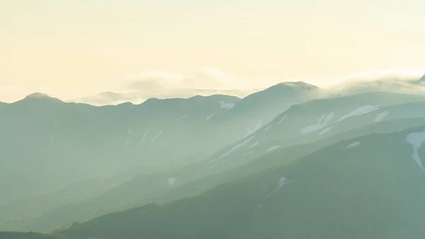 Misty fundo da montanha, manhã nas montanhas — Fotografia de Stock