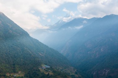 Sonbaharda Asya dağ köyü ve teras alanları, Nepal, Himalaya, Annapurna Bölgesi