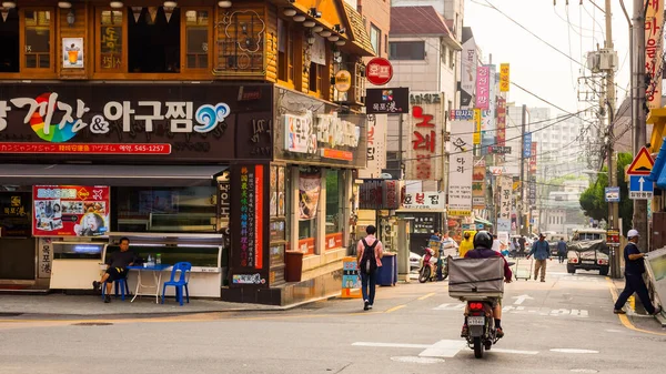 Szöul, Dél-Korea - 2017. június 16.: Emberek sétálnak egy kis utcán Szöul belvárosában — Stock Fotó