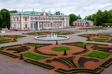 Tallinn, Estonya - 26 Mayıs 2019: Tallinn, Estonya 'da Çar I. Peter' ın Kadriorg Sarayı binası