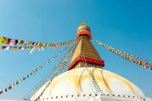 Banderas budistas de oración ondeando en el viento en la estupa de Boudhanath en Katmandú, Nepal —  Fotos de Stock