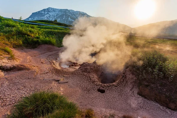 Fumaroles vapeur, sulfurique et actives près de la centrale géothermique de Pauzhetskaya, Kamchatka, Russie — Photo