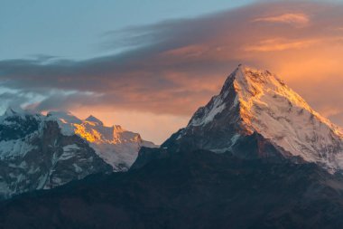 Gündoğumunda Annapurna Dağı 'nın güneyi aydınlatacak ilk güneş ışınları Annapurna Koruma Alanı, Himalaya, Nepal.
