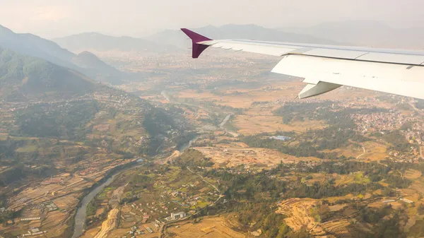 Vista aérea para Kathmandu do pórtico do avião, o avião está pousando. — Fotografia de Stock