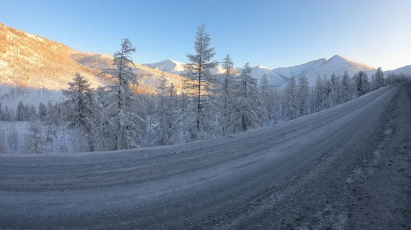 Rechte lege asfalt autoweg in de bergen — Stockfoto