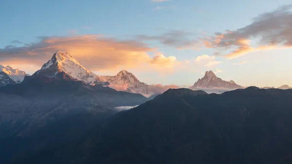 Cordillera de Annapurna desde Poon Hill al amanecer, Nepal. — Foto de Stock
