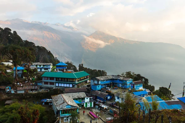 Tadapani, Népal - 13 novembre 2018 : Randonneurs dans un petit village Tadapani, Himalaya, Népal — Photo