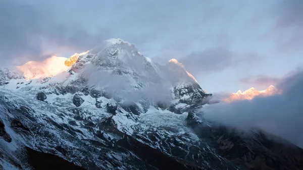 Första solstrålarna lyser upp toppen av Mount Annapurna Syd vid soluppgången, naturskyddsområdet Annapurna, Himalaya, Nepal. — Stockfoto
