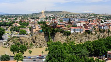 Tiflis, Gürcistan - 15 Haziran 2016: Eski Tiflis, Kura Nehri 'nin kayalık kıyısındaki Avlabari ilçesinin evleri.