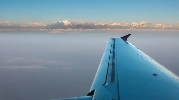 Vista aérea para as montanhas do Himalaia ao pôr-do-sol do pórtico do avião. — Fotografia de Stock