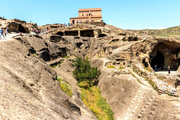 Uplistsikhe Gruzja Czerwca 2016 Turyści Odwiedzający Starożytny Kościół Prawosławny Jaskiniowe — Zdjęcie stockowe