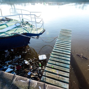 Plastik şişeler, paketler, yatın yanındaki çöpler. Yasadışı çöplük, su kirliliği.