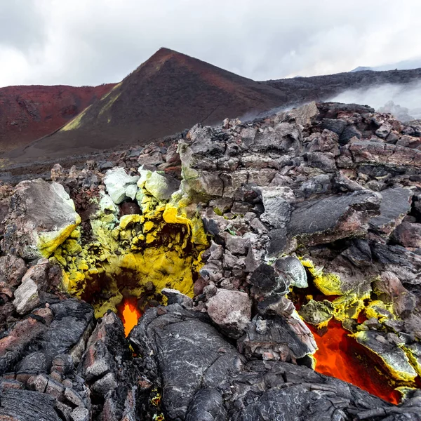 俄罗斯堪察加半岛Volcano Tolbachik附近正在沸腾 硫磺化 活跃的火成岩 — 图库照片