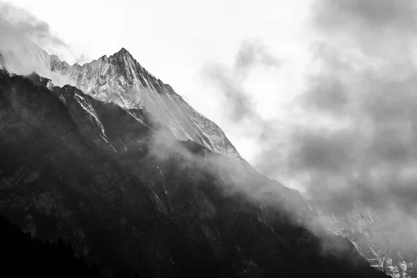 Mañana Las Montañas Niebla Fondo Montaña Blanco Negro — Foto de Stock