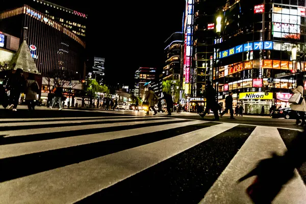 東京都 2010年1月14日東京 銀座の中心街を横断する歩行者 夜の銀座交差点 燃えるような動き — ストック写真