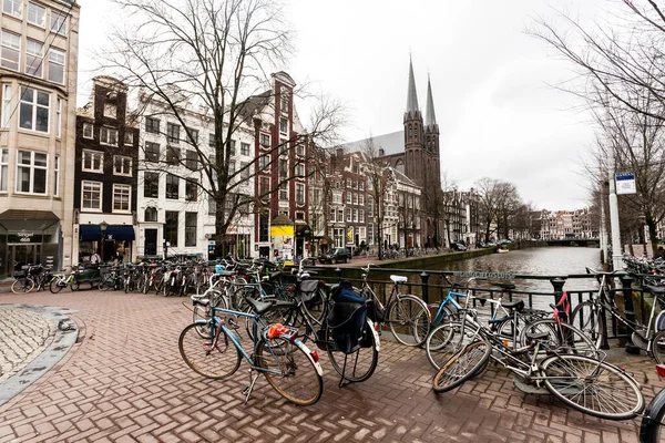 Amsterdam Holandia Lutego 2010 Rowery Ulicy Pobliżu Kanału Wodnego Rower — Zdjęcie stockowe