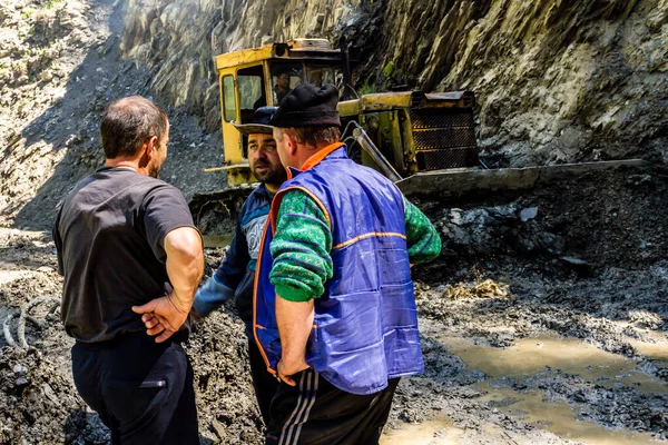 Omalo Geórgia Junho 2016 Trabalhadores Com Trator Removem Deslizamento Terra — Fotografia de Stock