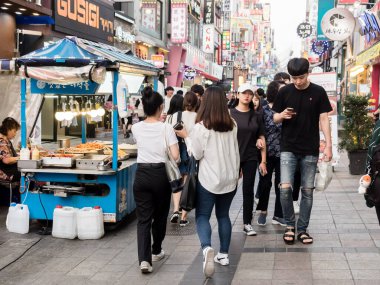 Suwon, Güney Kore - 15 Haziran 2017: Suwon ana caddesi boyunca yürüyen bir kalabalık.