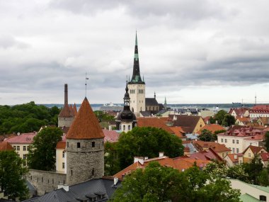 Eski Tallinn kasabasının bulutlu havası. Tallinn, Estonya, Avrupa