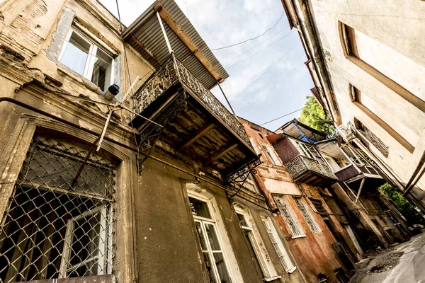 Calle Estrecha Casco Antiguo Tiflis Georgia Vista Ángulo Bajo — Foto de Stock