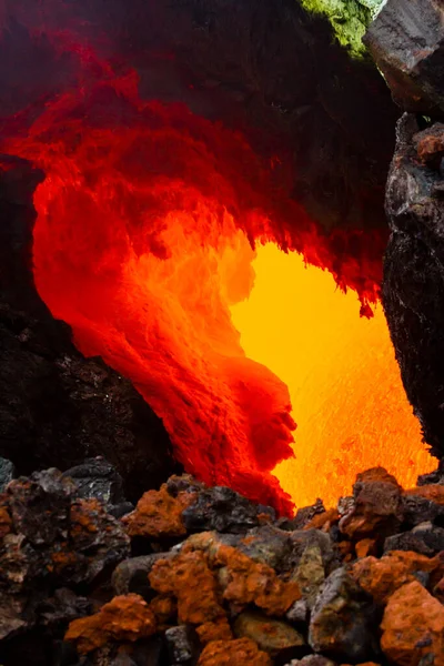 俄罗斯堪察加半岛火山喷发 熔岩层之下沸腾的岩浆流经熔岩管 — 图库照片