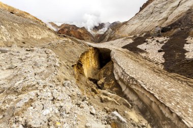 Aktif Volkan Mutnovsky, Kamçatka, Rusya yakınlarındaki mağarada.