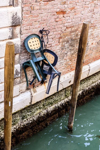 Židle Visící Cihlové Zdi Nad Benátským Průplavem Itálie Evropa — Stock fotografie