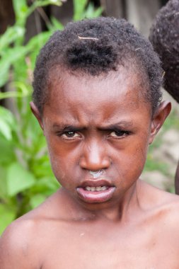 Wamena, Endonezya - 9 Ocak 2010: Dani kabilesinden çocuk Portret. Küçük çocuk kameraya bakıyor. Endonezya 'daki Baliem Vadisi, Papua Yeni Gine.