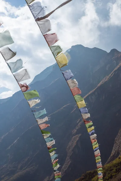 Homályos Természet Hegyi Háttér Imádkozó Buddhista Zászlók Lobognak Szélben Nepál — Stock Fotó