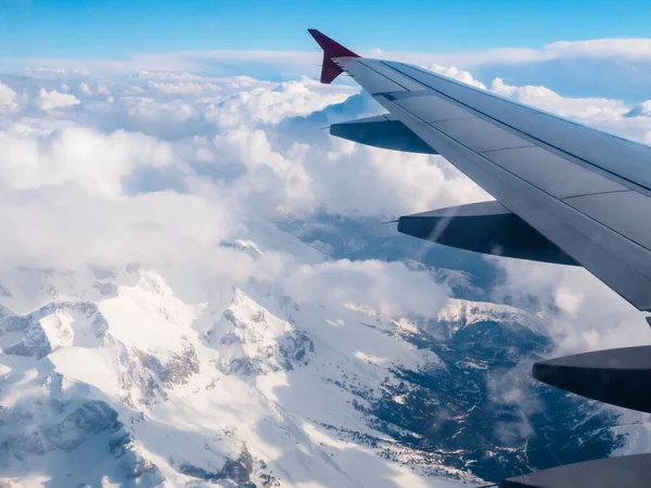 飛行機のポータルから山の空中ビュー 旅行のコンセプト — ストック写真