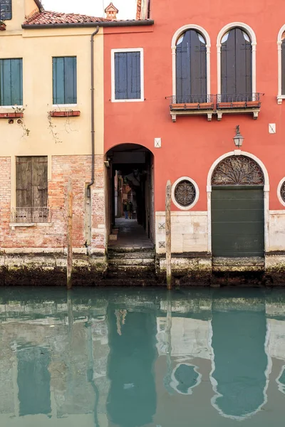 Huizen Reflecterend Het Smalle Kanaal Venetië Italië — Stockfoto