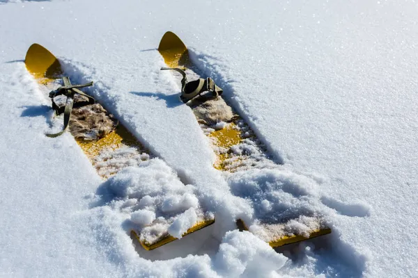 Close Image Pair Old Fashioned Wooden Yellow Skis White Snow — Stock Photo, Image