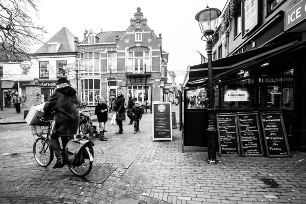 Den Hoorn Países Bajos Febrero 2010 Gente Caminando Por Calle — Foto de Stock