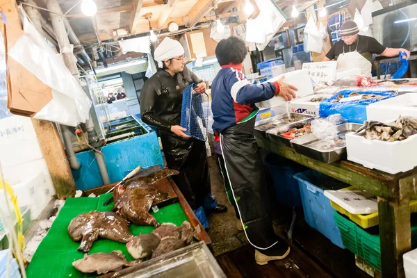 Tokio Japan Januari 2010 Verkoper Snijdt Vis Tsukiji Fish Market — Stockfoto
