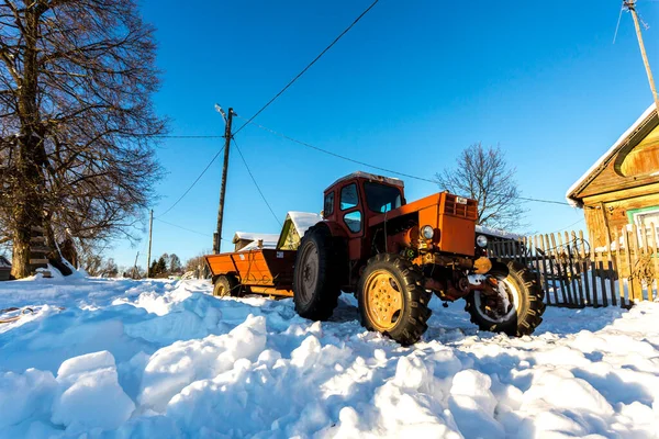 Lyashki Russia February 2018 Παλιό Τρακτέρ Αφαιρεί Χιόνι Χειμώνα Στο — Φωτογραφία Αρχείου