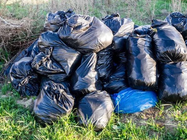 Sampah Ilegal Tumpukan Besar Limbah Dalam Kantong Plastik Hitam Konsep — Stok Foto